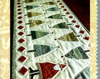O Christmas Tree Tablerunner *Appliqué & Hand-Embroidery Table Runner - Sewing Pattern*  From: Hatched and Patched