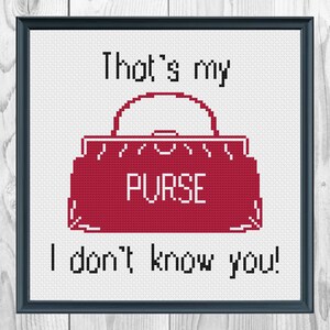 Könnte beinhalten: Kreuzstichmuster mit einer roten Handtasche und dem Text "That's my purse I don't know you!"