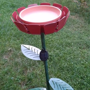 Flower shaped bird bath / feeder