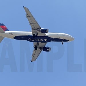 Afdrukbare jet van Delta Airlines: Airbus-scène met laag viaduct boven NYC LaGuardia | Luchtvaartfoto downloaden