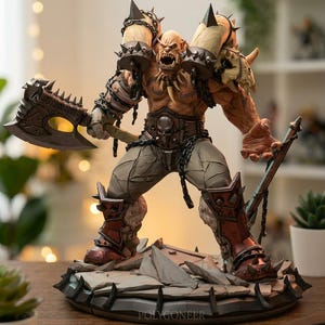 Könnte beinhalten: Eine detaillierte Ork-Figur auf einem felsigen Sockel mit muskulösem Körperbau, Hauern und einem mit Totenkopf verzierten Gürtel. Die Figur trägt stachelige Schulterpanzer, Ketten und rote Beinschienen und hält eine große, gezackte Streitaxt.