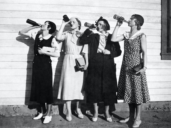 Flapper Girls buvant un millésime des années folles 1925 Poster