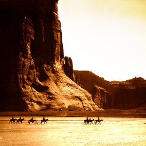 Póster impreso de Edward Curtis: Jinetes Navajo en el Cañón de Chelly, 1904
