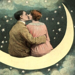 Liebespaar küsst sich auf Vintagem Crescent Moon Print Poster