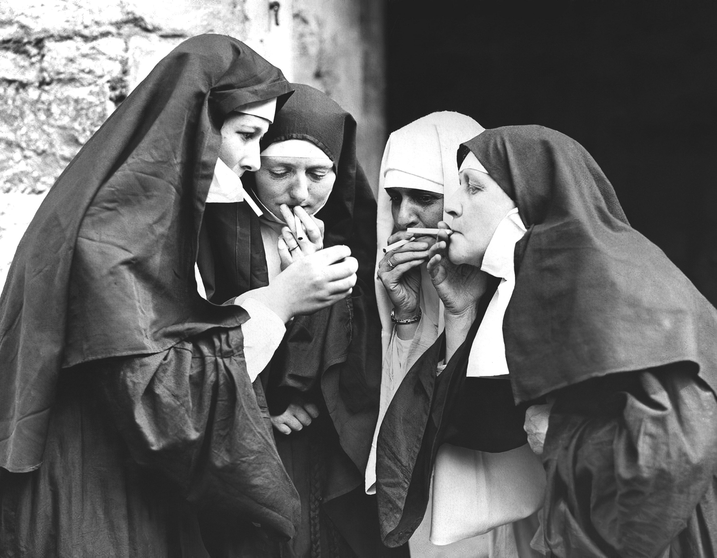 Болезнь монашек что это. Три монашки. Поцелуй монашки. Монахиня курит. Смешные монашки.