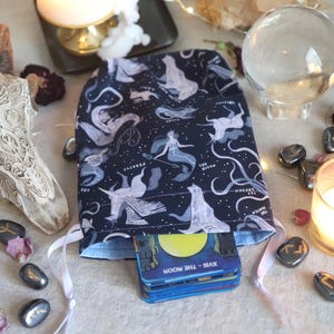 Può includere: Una tazza di ceramica bianca con manico nero e la scritta "But First, Coffee" in nero, in grassetto. La tazza è appoggiata su una superficie bianca.