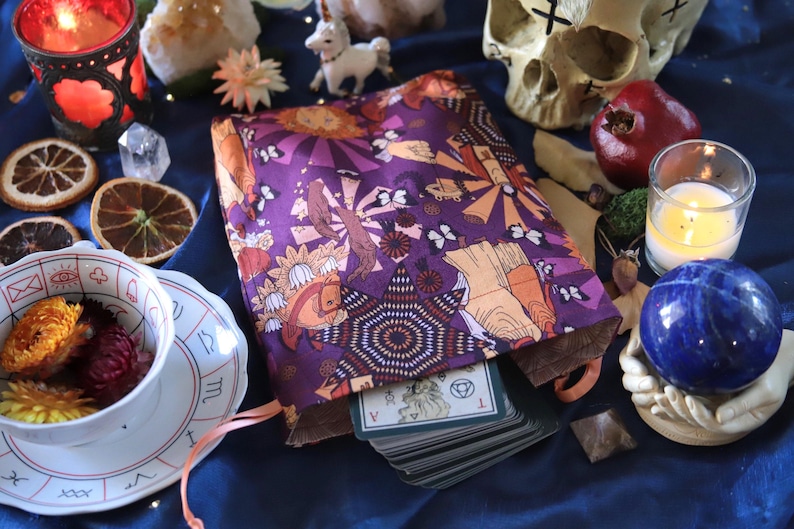 Witchy Cauldron Bolsa de Tarot, Envoltura de Tarot Satinada y Tela para Almacenamiento (De Color Negro Witchy Cauldron Bolsa de Tarot, Envoltura de Tarot Satinada y Tela para Almacenamiento (De Color Negro