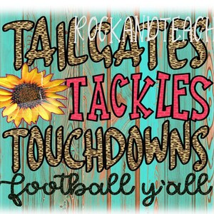 Puede incluir: Un fondo de madera de color azul turquesa con el texto "Tailgates Tackles Touchdowns Football y'all" en estampado de leopardo y fuente negra. Un girasol amarillo con un centro marrón está en la esquina superior izquierda.