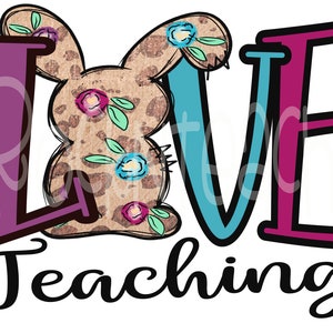 Op de afbeelding: Grafisch ontwerp met het woord "LOVE", de letter "O" is een konijn met een luipaardprint en bloemaccenten. Het woord "Teaching" staat eronder. De letters zijn paars, blauwgroen en roze.