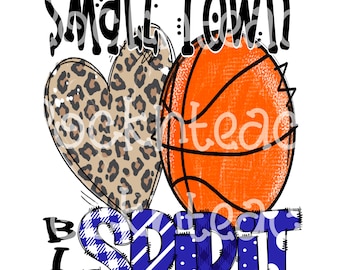 Puede incluir: Un diseño gráfico con el texto "Small Town Big Spirit" en negro. Una pelota de baloncesto con detalles en naranja y negro está junto a un corazón con estampado de leopardo.