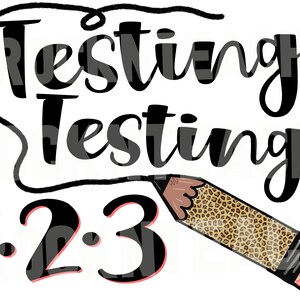 Puede incluir: Gráfico en blanco y negro con el texto "Testing Testing 1-2-3" en un bocadillo de diálogo. Un lápiz de estampado de leopardo con una goma de borrar rosa se dibuja debajo del texto.