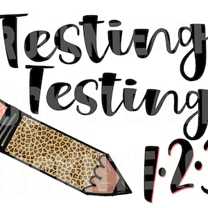 Puede incluir: Gráfico con las palabras "Testing Testing" en escritura negra sobre un lápiz con diseño de estampado de leopardo. Los números "1 2 3" están debajo del lápiz en negro con acentos rojos. El fondo es blanco.
