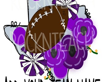 Op de afbeelding: Paarse en witte voetbalthema Texas staatsschets met een voetbal, bloemen en pompoenen. De tekst "ADD YOUR TEAM NAME" staat onderaan de afbeelding.