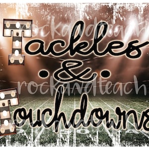 Puede incluir: Un gráfico en blanco y negro con el texto "Tackles & Touchdowns" sobre un fondo marrón y verde. El gráfico presenta dos letras "T" iluminadas con rayas blancas y negras.