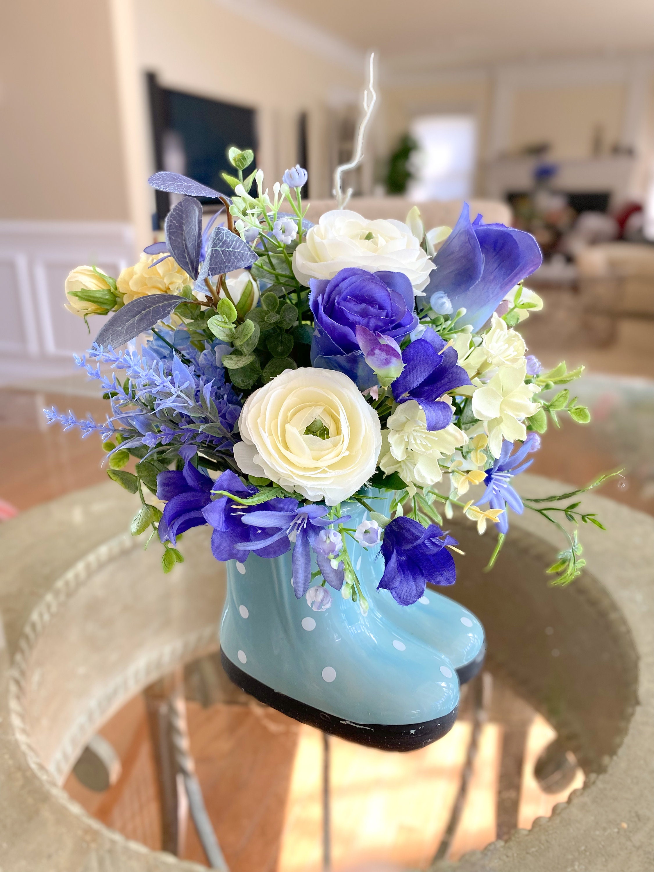 【THEAIRTOWN】blueming flower set up Blue and Ivory Flower Arrangement in Mini Ceramic Rain Boot