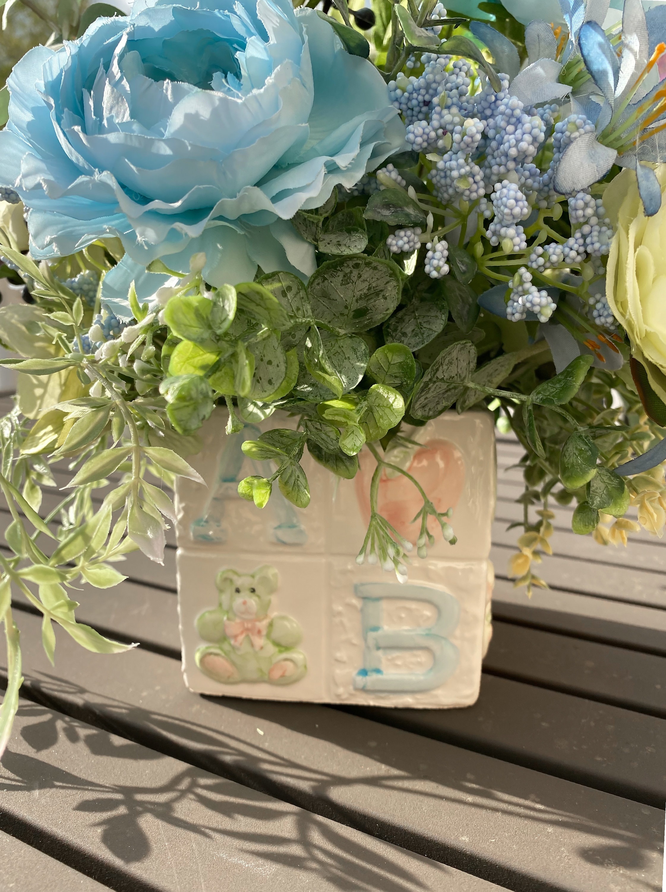 Centro de mesa para baby shower: arreglo floral azul cielo con letras del  alfabeto - Etsy México, image size:2242x3000