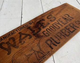 Vintage Wales Goodyear Rubber Co. Houten planklat van krat | Vintage reclamebord, beer-logo, oude reclamekrat, primitieve krat