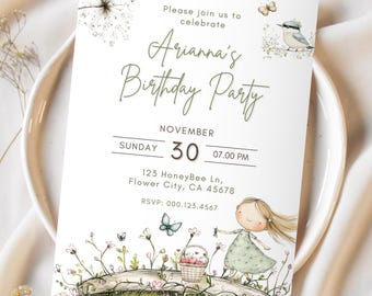 Op de afbeelding: Een witte uitnodigingskaart met de tekst "Arianna's Birthday Party" in groene letters. De kaart bevat illustraties van een meisje, vlinders, bloemen en een vogel. De datum is 30 november om 19:00 uur.