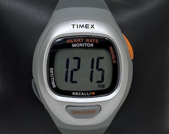 Orologio digitale con cardiofrequenzimetro Timex con cinturino in fibbia grigia color argento Indiglo
