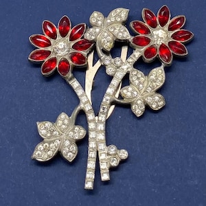 Antieke pot metalen broche grote bloem robijnrode en heldere strass jurk bontclip