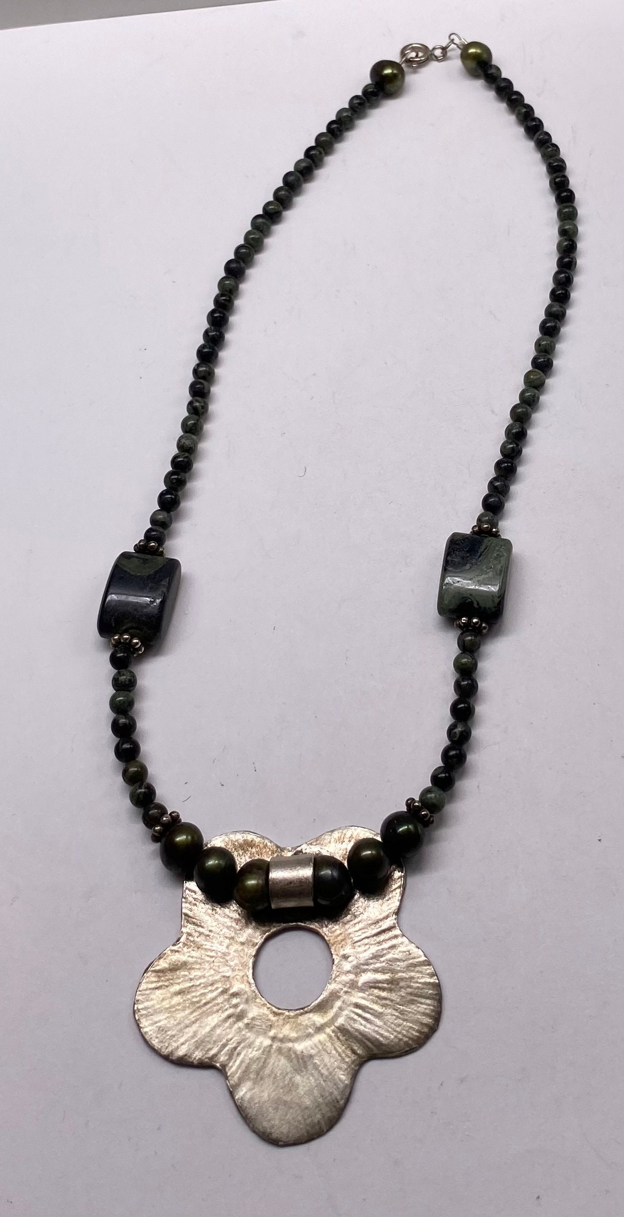 Collier Ancien élégant Avec Perles Et Pierres Vertes - Métal Argenté - Très Bon état