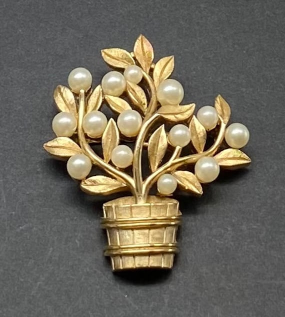 ヴィンテージtrifari パール＆ストーン　ボタニカルブローチ Crown Trifari Gold Tone & Faux Pearl Pot Flower Brooch - Etsy