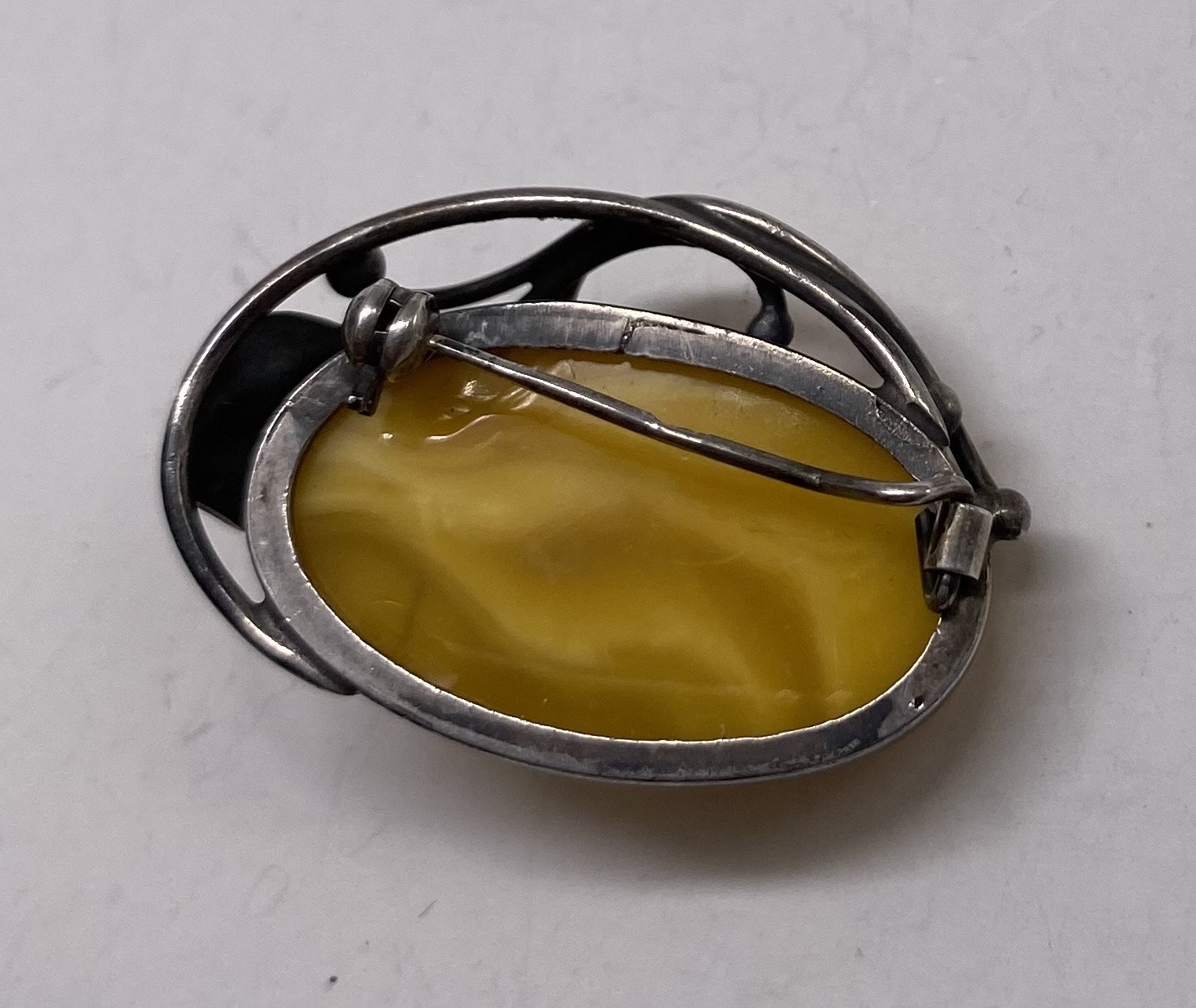BOUCLES D OREILLES EN ARGENT MASSIF SERTIES D UN BEAU CABOCHON EN AMBRE