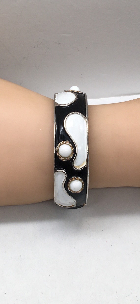 Vintage enamel hinged bracelet Gem