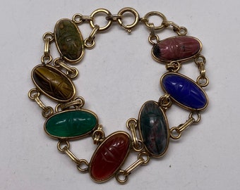 Bracciale vintage in stile Art Déco con pietre preziose naturali intagliate in oro 12k con scarabeo