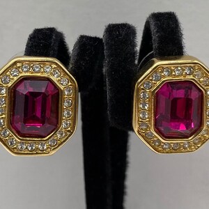Pendientes en tono dorado con cristal rosa de Swarovski