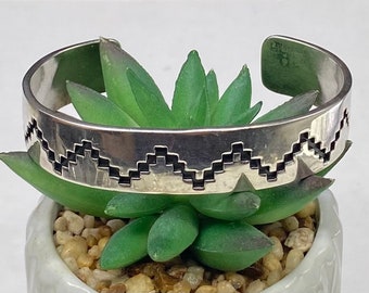 Vintage inheemse sieraden Navajo ondertekend T. Thomas Solid Sterling zilveren manchetarmband