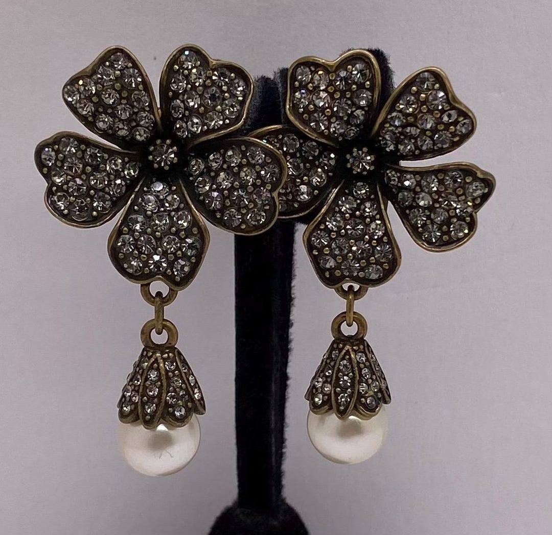 Unsigned Heidi Daus Crystal Flower & Faux Pearl Drop Clip on  display picture 1