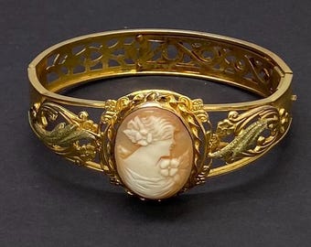 Pulsera antigua con bisagras de concha y camafeo bañada en oro