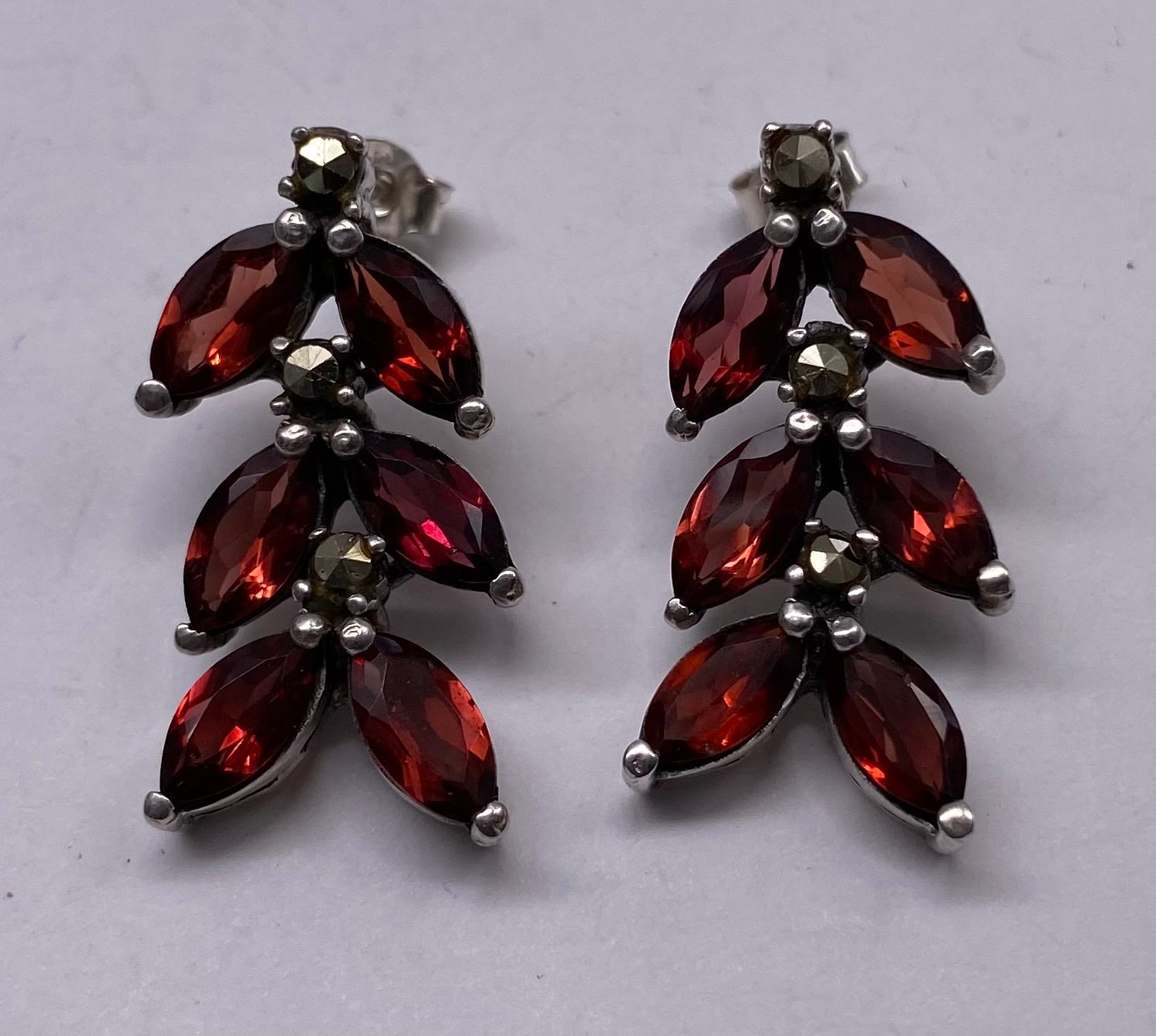Boucles D'oreilles Clou Argent Massif Style Art Déco Avec Grenat Et Marcassites - Occasion