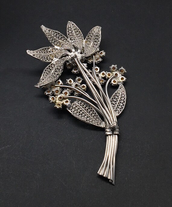Magnifique Broche Vintage Art Déco En Métal Argenté Avec Strass Rouge - Fleur Ancienne Du XXème Siècle