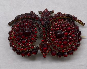 Broche victoriano antiguo de granate tallado en rosa bañado en oro