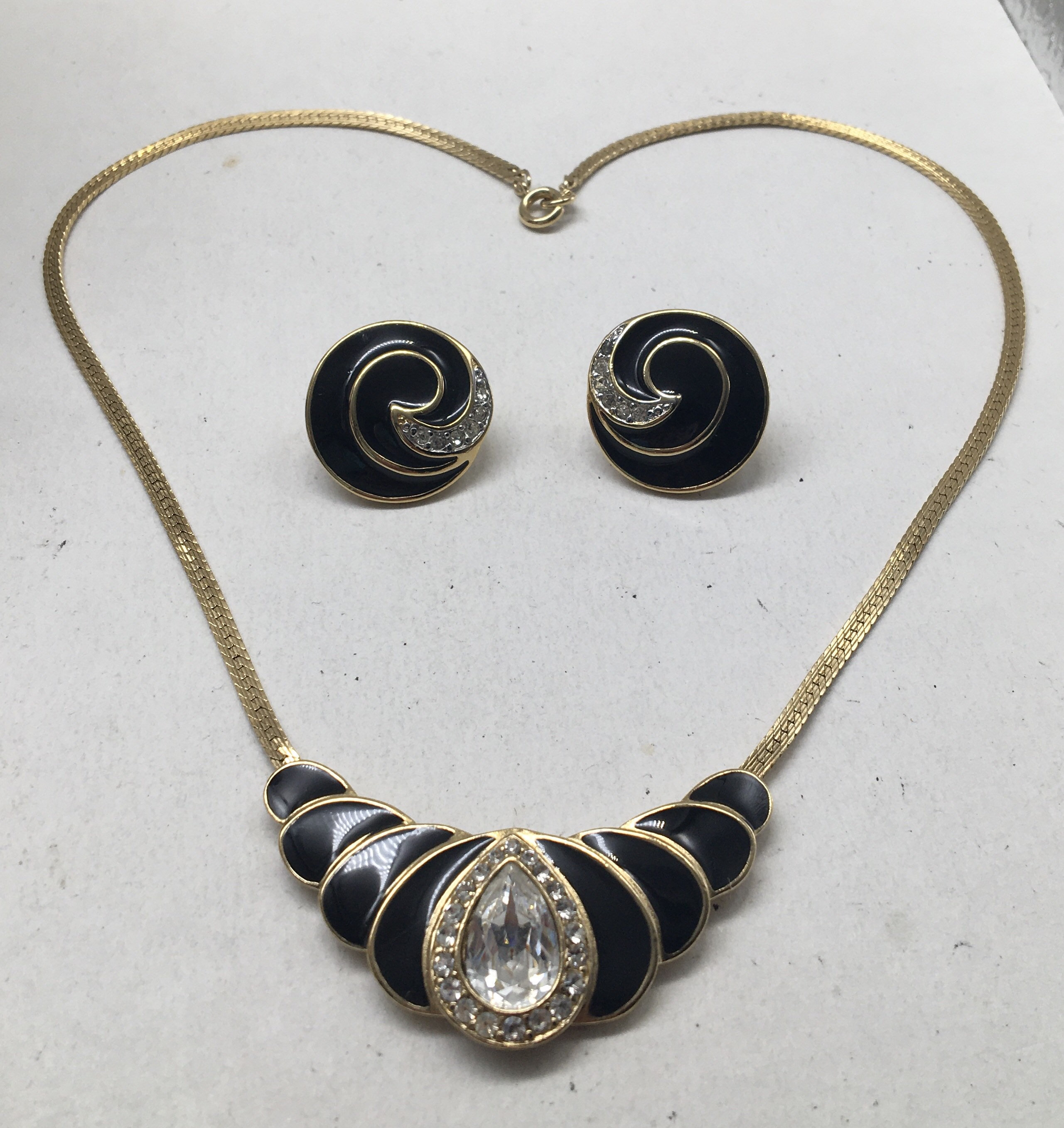 TRIFARI ヴィンテージネックレス＆イヤリング Vintage Trifari Necklace and Earring Set Gold Tone Black Enamel