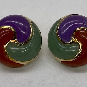 Op de afbeelding: Een paar gouden oorbellen met een swirl-ontwerp. De oorbellen zijn gemaakt van groene, paarse en oranje stenen.
