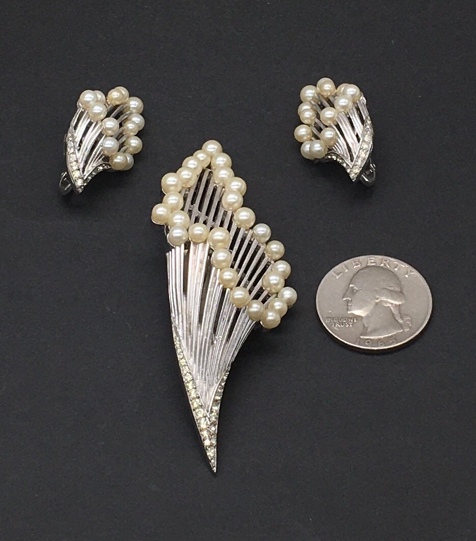ヴィンテージtrifariパール＆ストーン　フェザーブローチcrownトリファリ Crown Trifari Pearl Brooch With Matching Earring Set Vintage