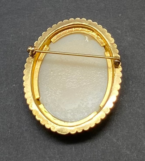 Broche Ancienne Grand Format - Buste De Femme En Relief Façon Camée Verre Cadre Doré Occasion