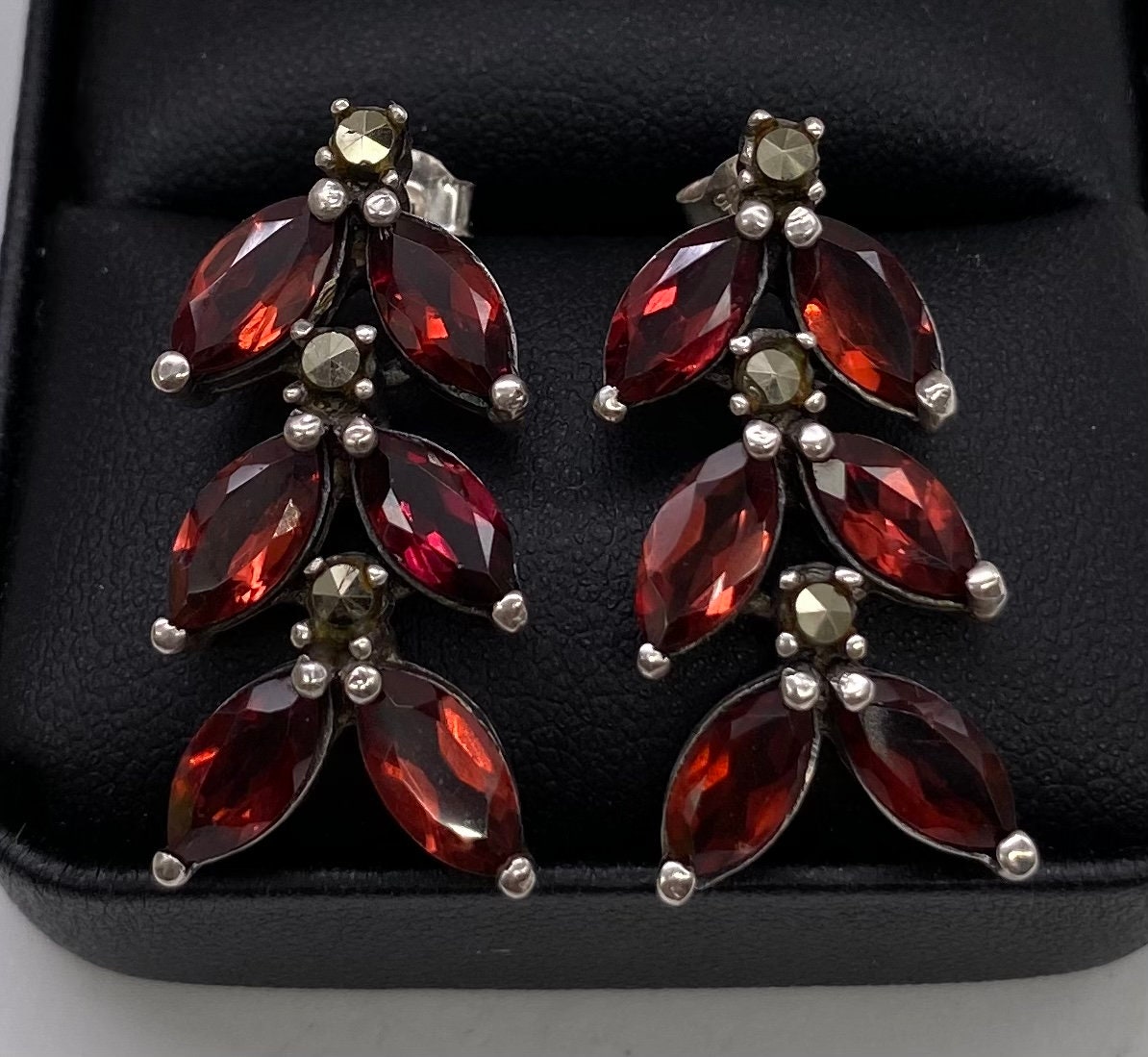 Boucles D'oreilles Clou Argent Massif Style Art Déco Avec Grenat Et Marcassites - Occasion