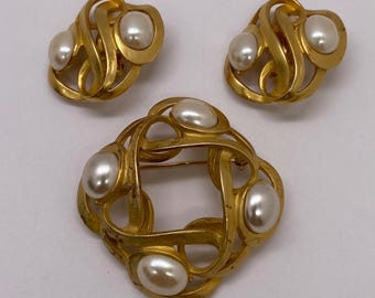 Broche vintage Erwin com pérolas douradas e cabochões de pérola sintética, acompanhado de brincos de pressão combinando.
