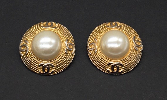 Auth Vintage CHANEL Pearl CC Logo Drop Clip-On Earrings Gold/White