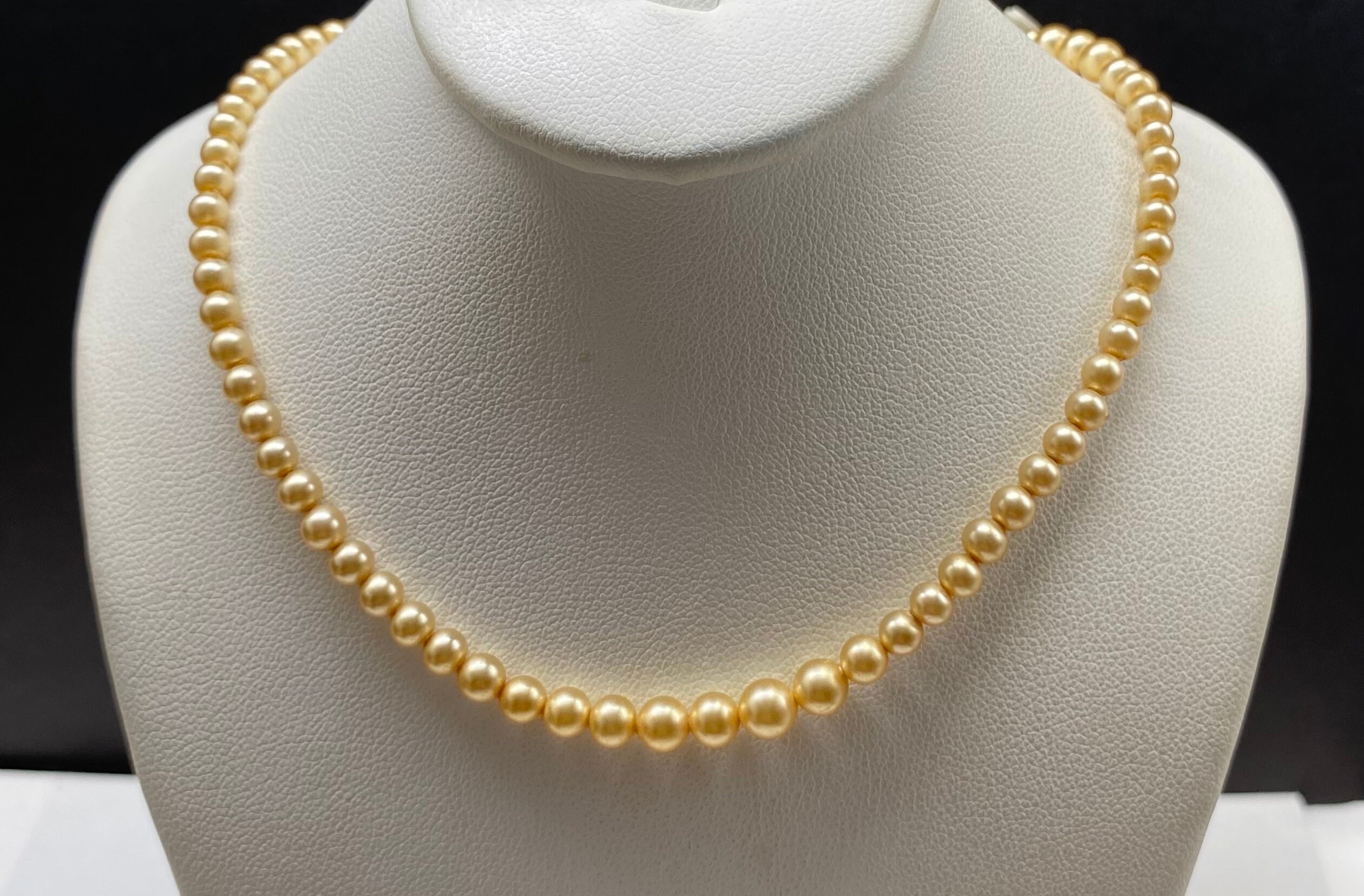 Superbe Collier Art Déco Ras Du Cou En Perles – Fermoir Argenté – État Impeccable
