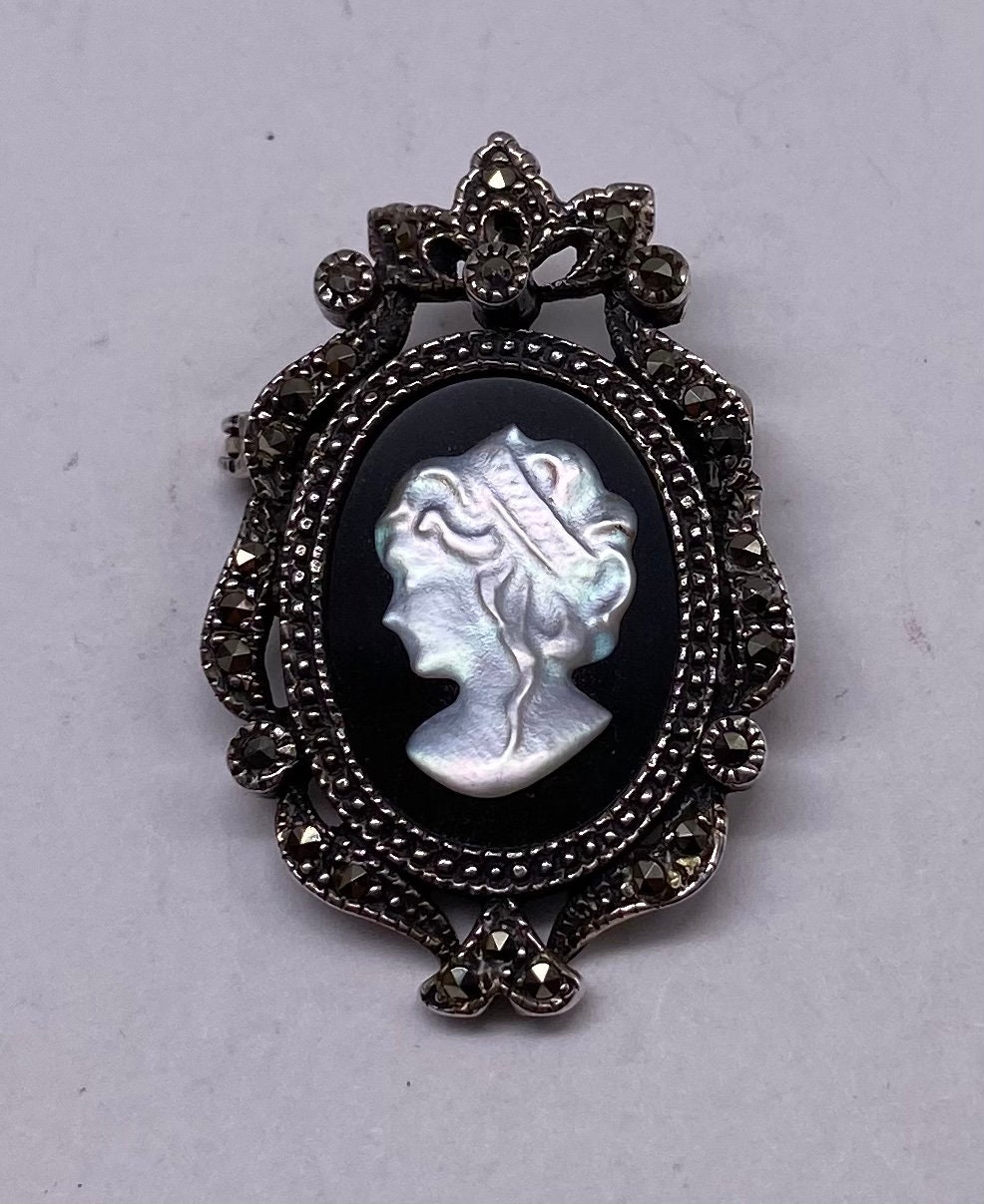Chaîne et pendentif sertie d'un camée coquillage et 33