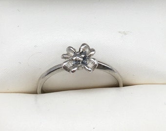Vintage sterling silver flower ring
