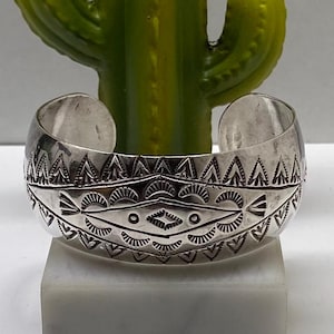 Bracelet manchette bombé en argent sterling natif du Sud-Ouest Navajo vintage signé W. Tracey