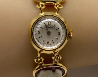 Orologio da donna meccanico Vintage Tempo con bracciale in lucite con cammeo.