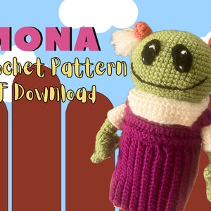 Puede incluir: Patrón de crochet para una muñeca amigurumi verde llamada Mona. La muñeca lleva un vestido morado y tiene un cuello blanco. El patrón está disponible para descargar en formato PDF.