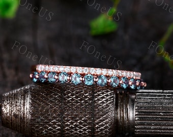 Alexandriet trouwring, 2 mm halve eeuwigheid alexandriet band, sierlijke moisaniet band, vintage stapelen bijpassende bruidsring, roségouden ringen